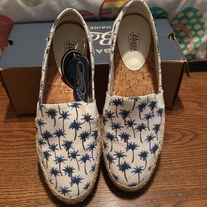 Brand new, never worn. Bass Jenny palm tree shoes.